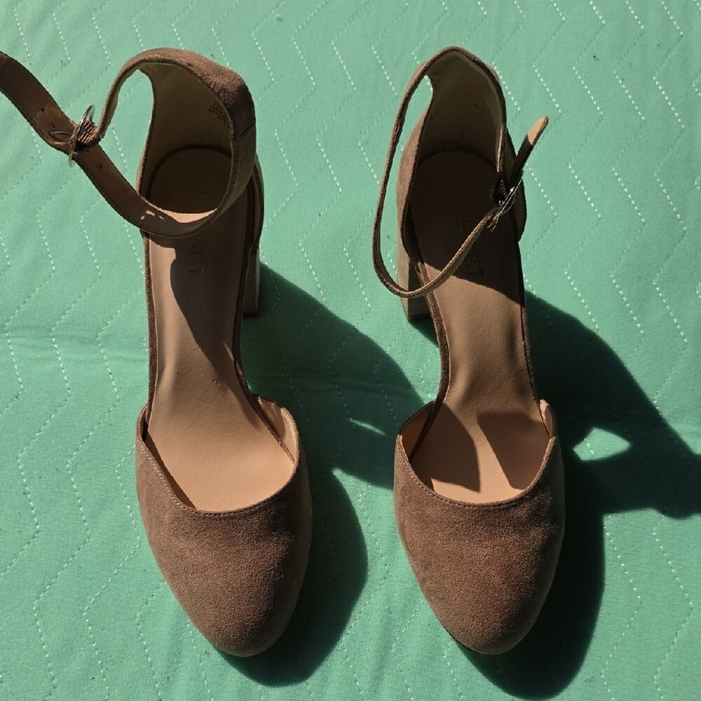 Nine West Size 8.5 M Addison Tan Khaki Suede Ankle Strap Block Heels Gold accent